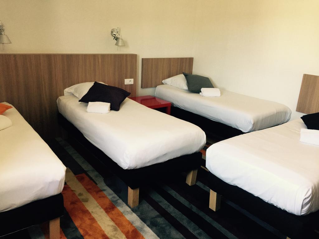 กีริอ๊าด ดีเร็ค อาแฌ็ง Hotel Castelculier ภายนอก รูปภาพ